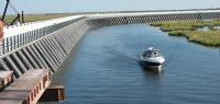 Imagine atasata: Flood%20Wall%20and%20Pleasure%20Boat1.jpg